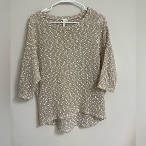 Sparkly, 3/4 length sleeve, with batwing sleeve. So flattering on!
